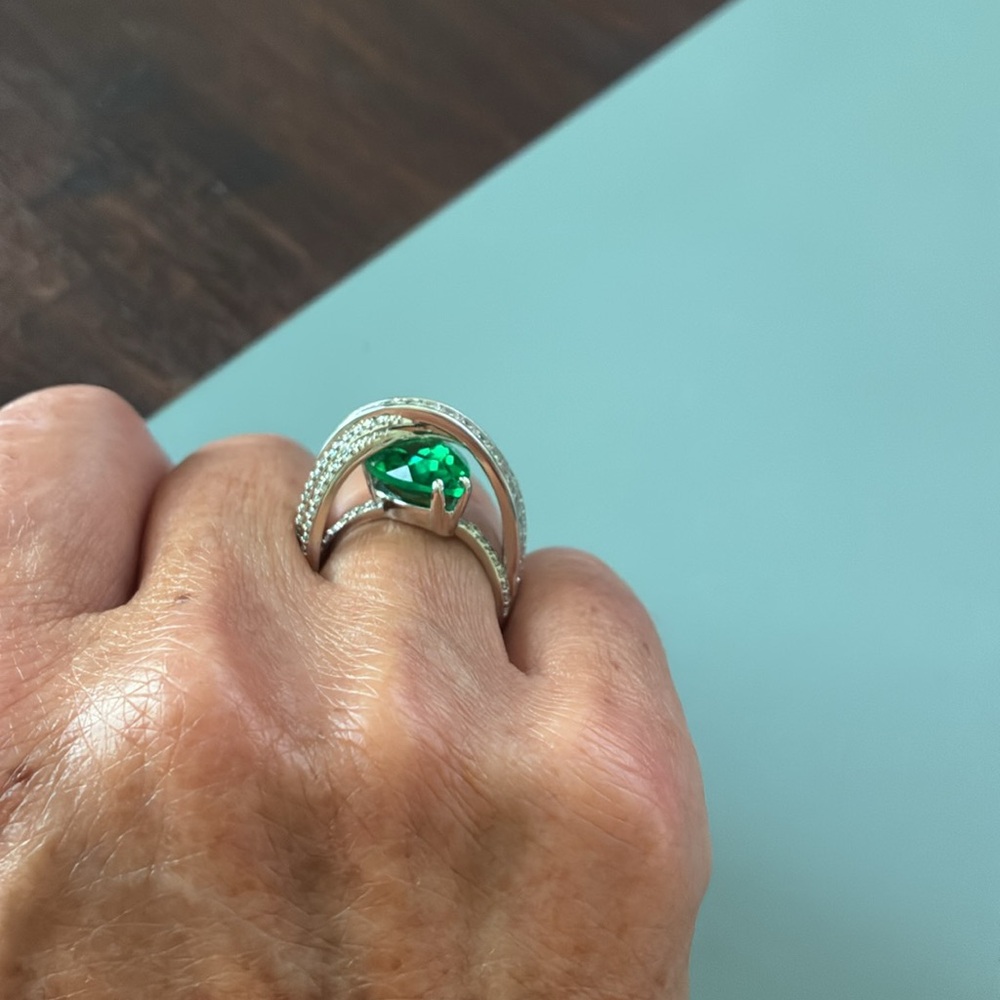 Swarovski Emerald Green and Silver Ring - Picture 5 of 8